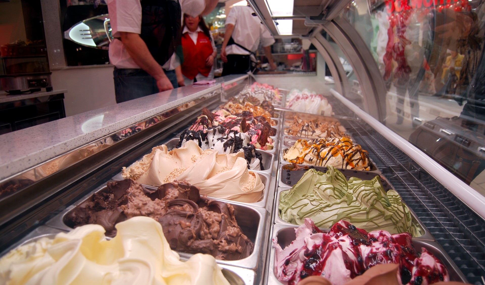 Moltitudine di gusti gelato in vetrina espositiva