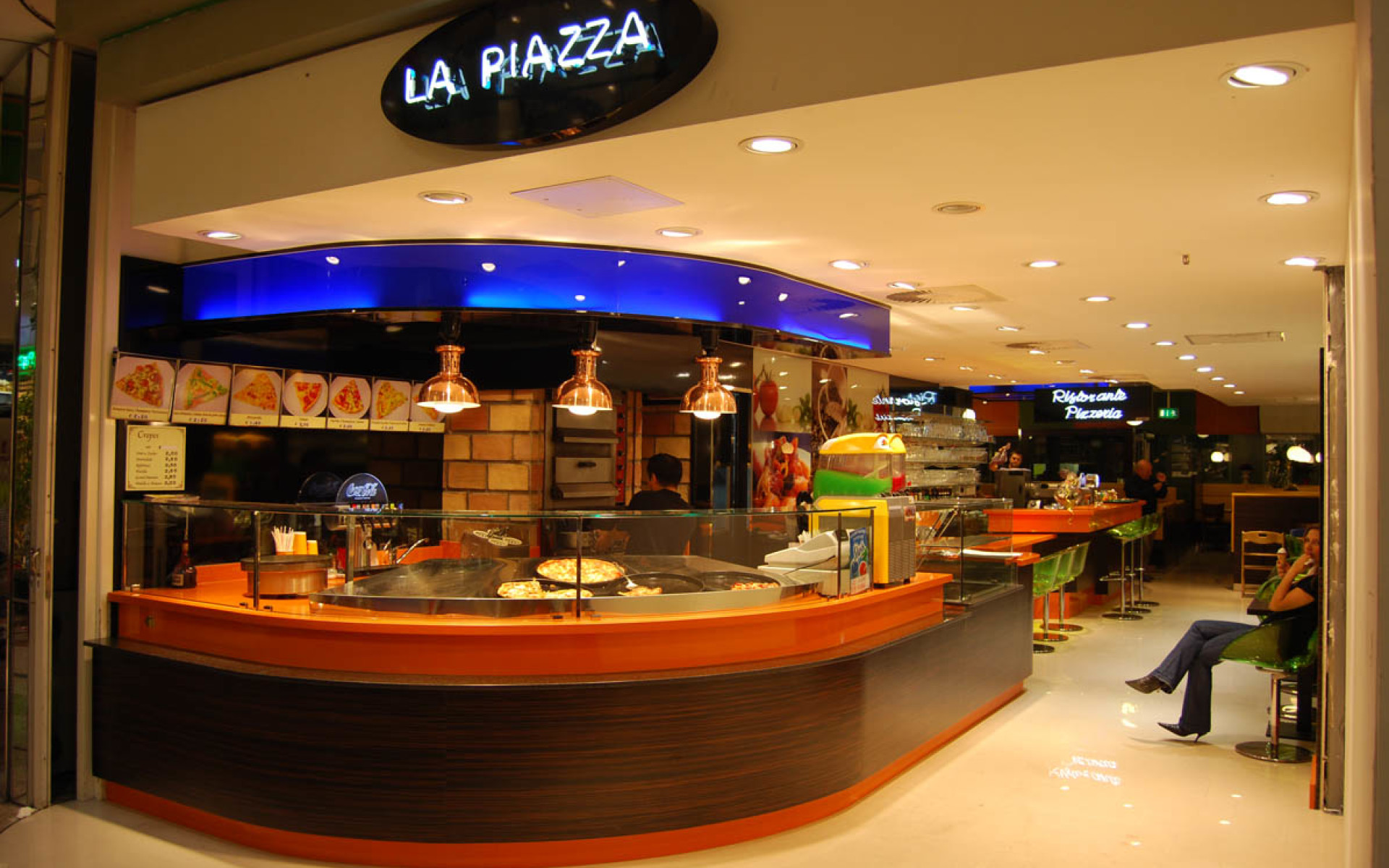 Vetrina Ristorante pizzeria La Piazza - banco pizzeria al taglio