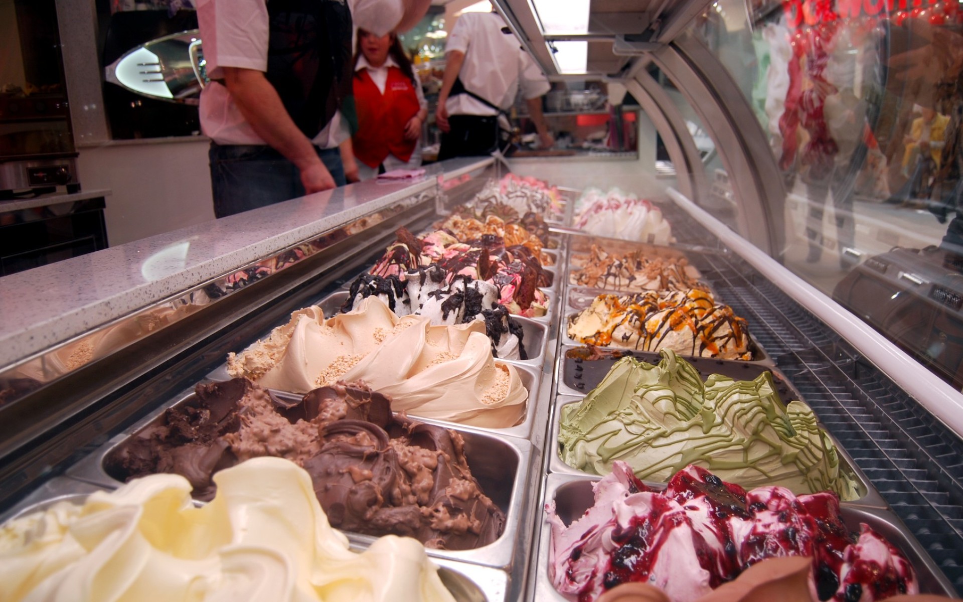 Moltitudine di gusti gelato in vetrina espositiva