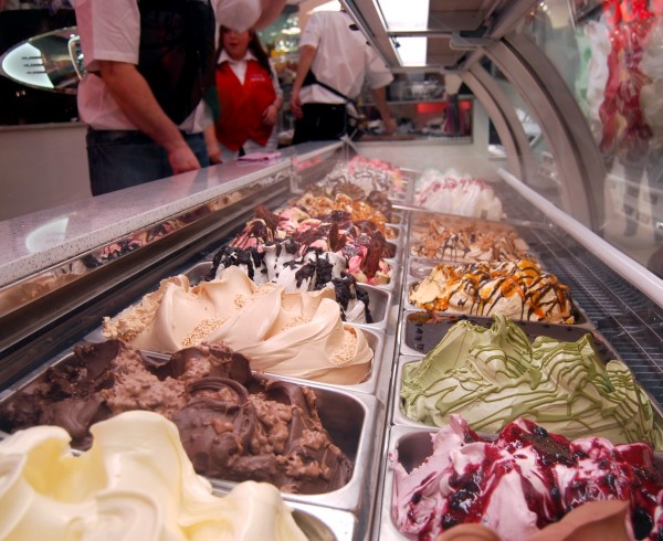 Moltitudine di gusti gelato in vetrina espositiva